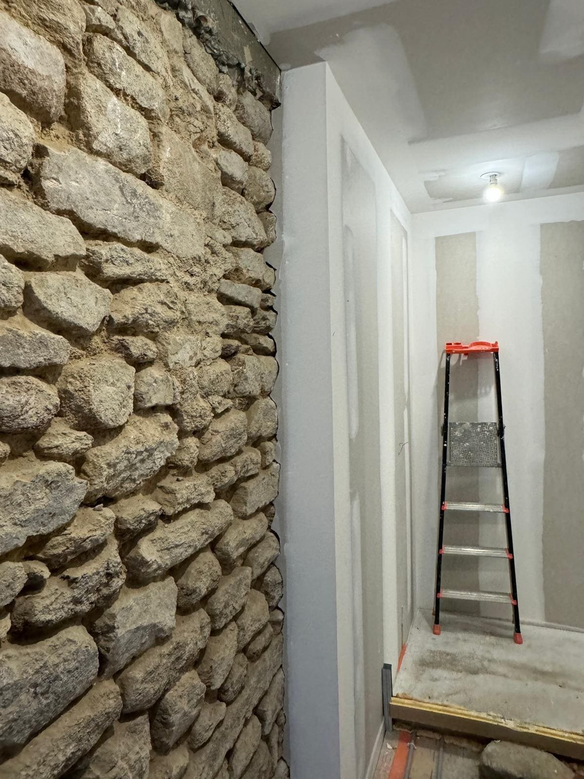 Mur en moellons de granit d'une longère et couloir placo terminé, plaquiste mur pierre Morbihan