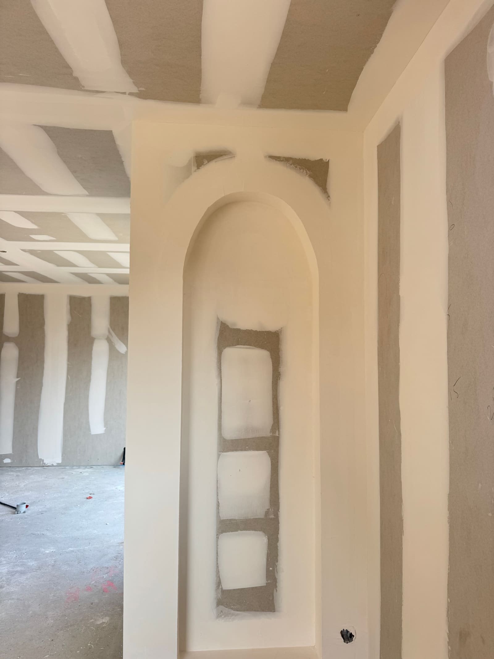 Ossature et enduit d'une niche murale avant peinture, chantier de plaquisterie dans le Golfe du Morbihan
