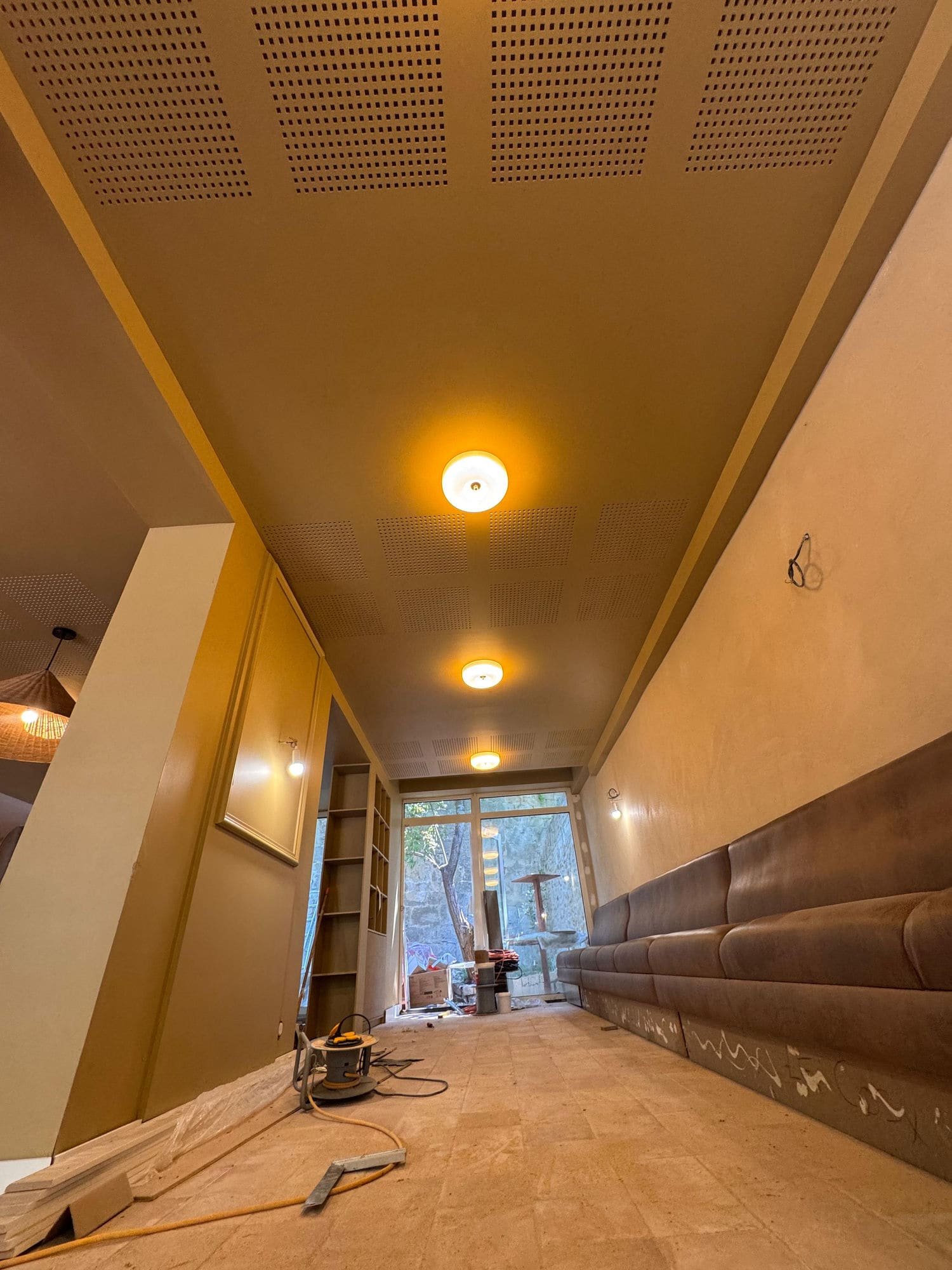 Salle de restaurant avec murs et plafond fraîchement peints