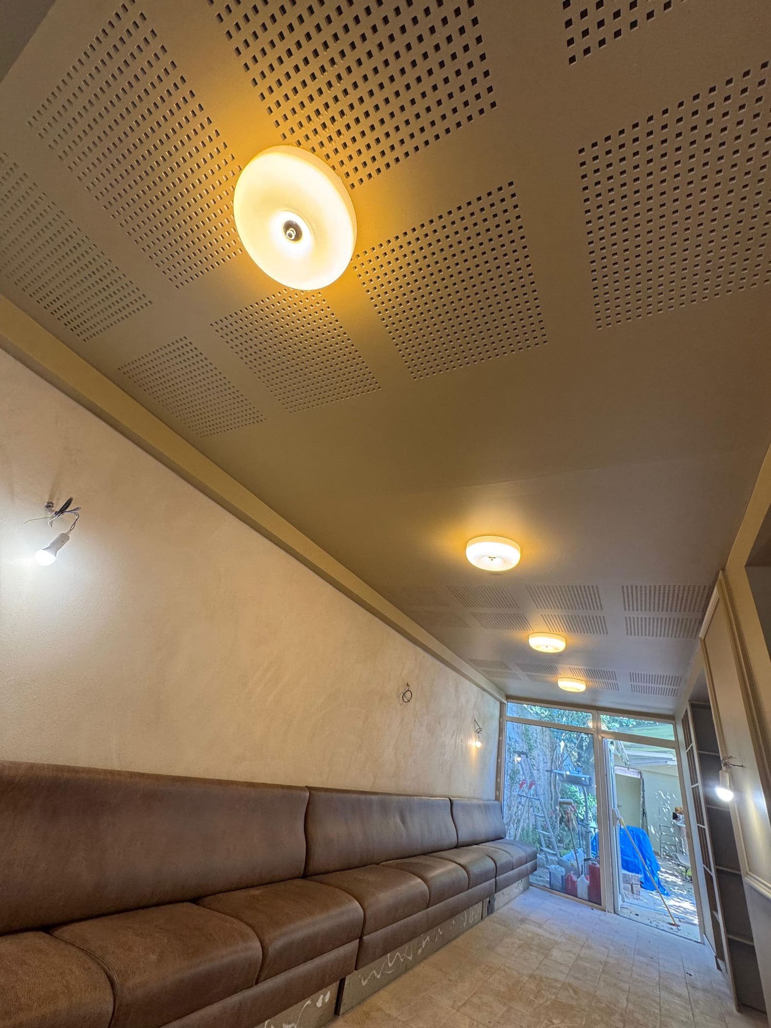 Peinture des murs et du plafond acoustique dans un restaurant
