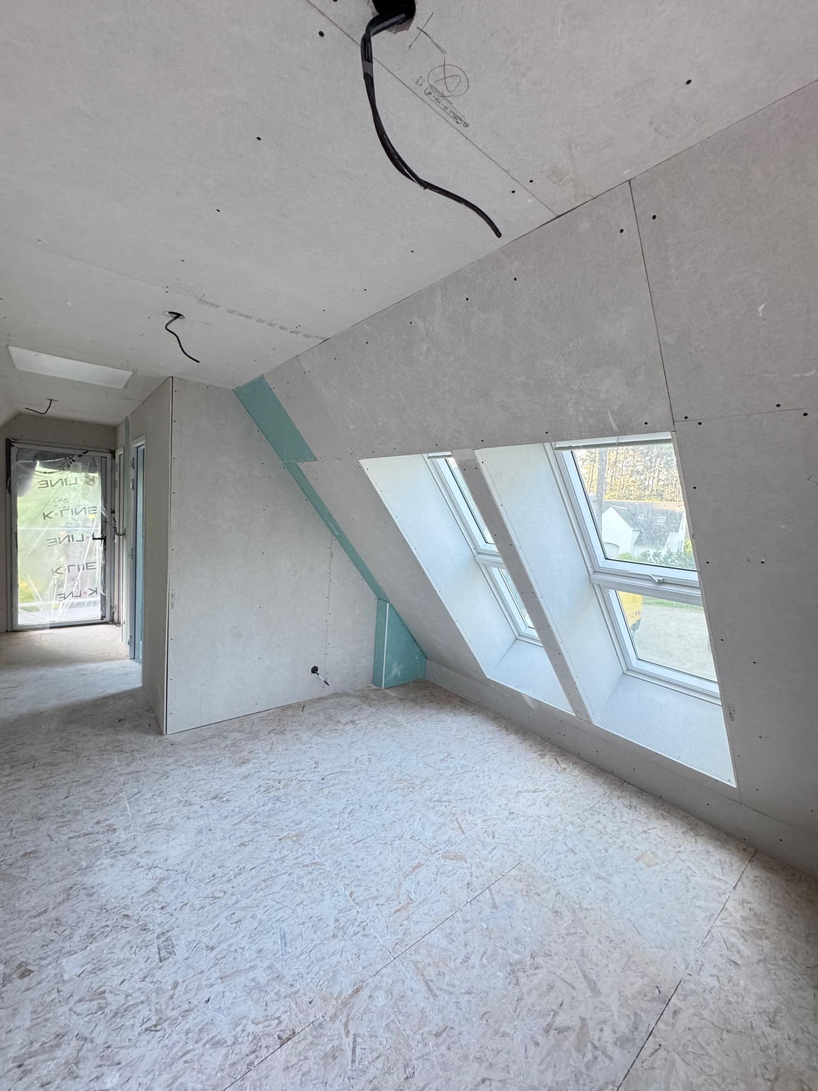 Rampants habillés en plaques de plâtre, velux intégrés avec ébrasements, cloisons en cours, Carnac