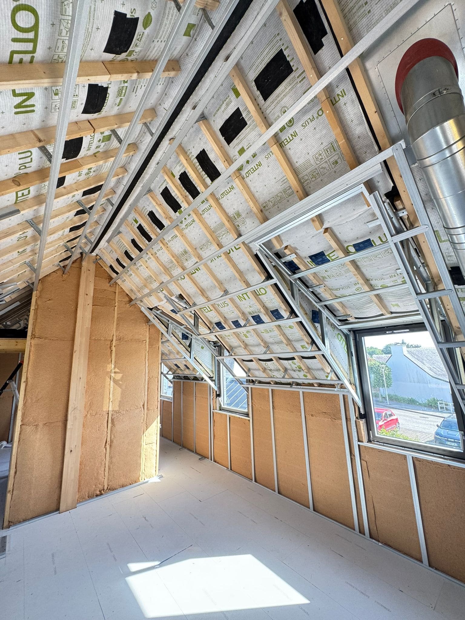 Plafond avec rails et conduit VMC, Larmor-Baden