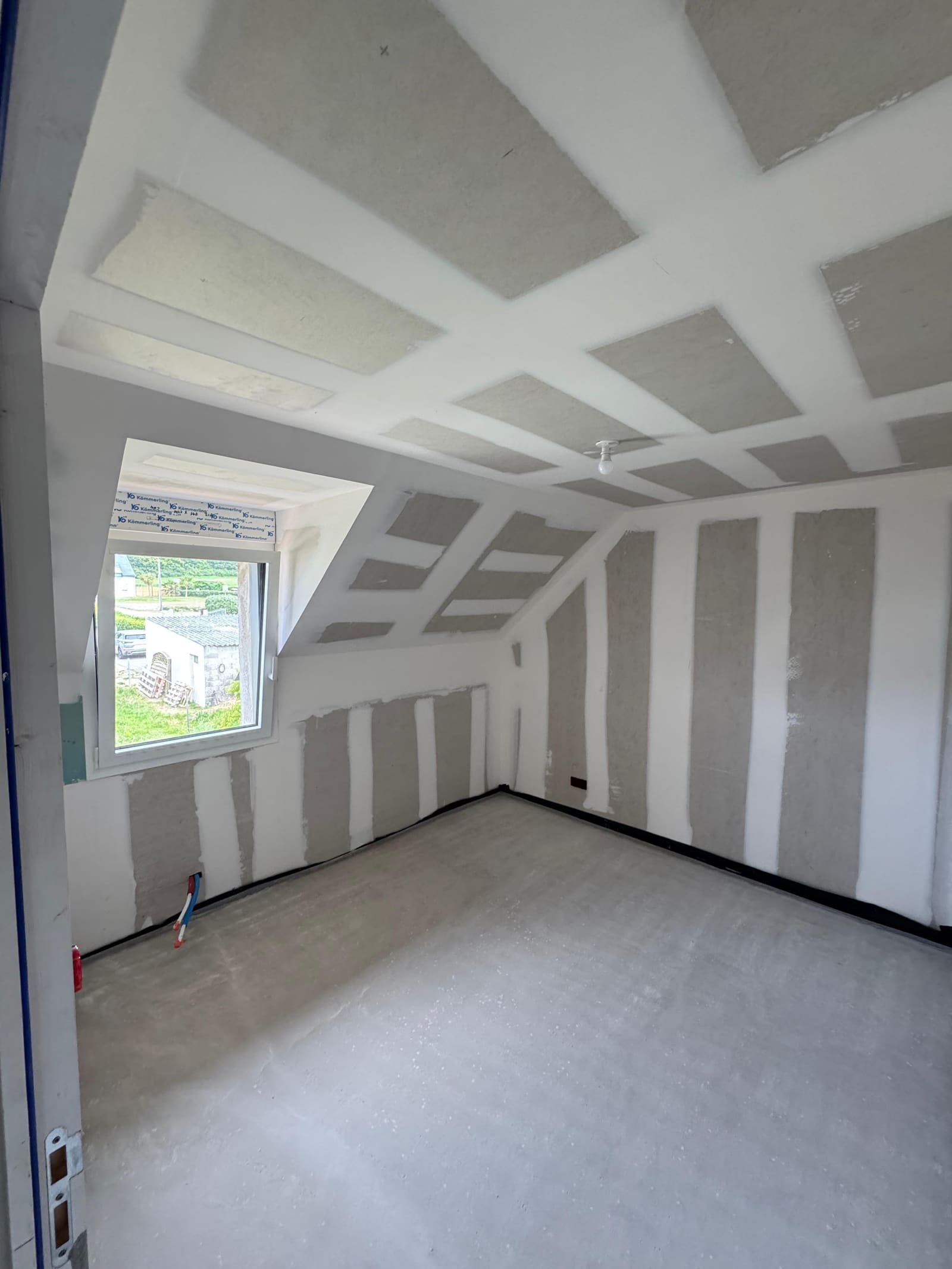 Plafond plaqué entre les solives, bandes et joints terminés, Locoal-Mendon