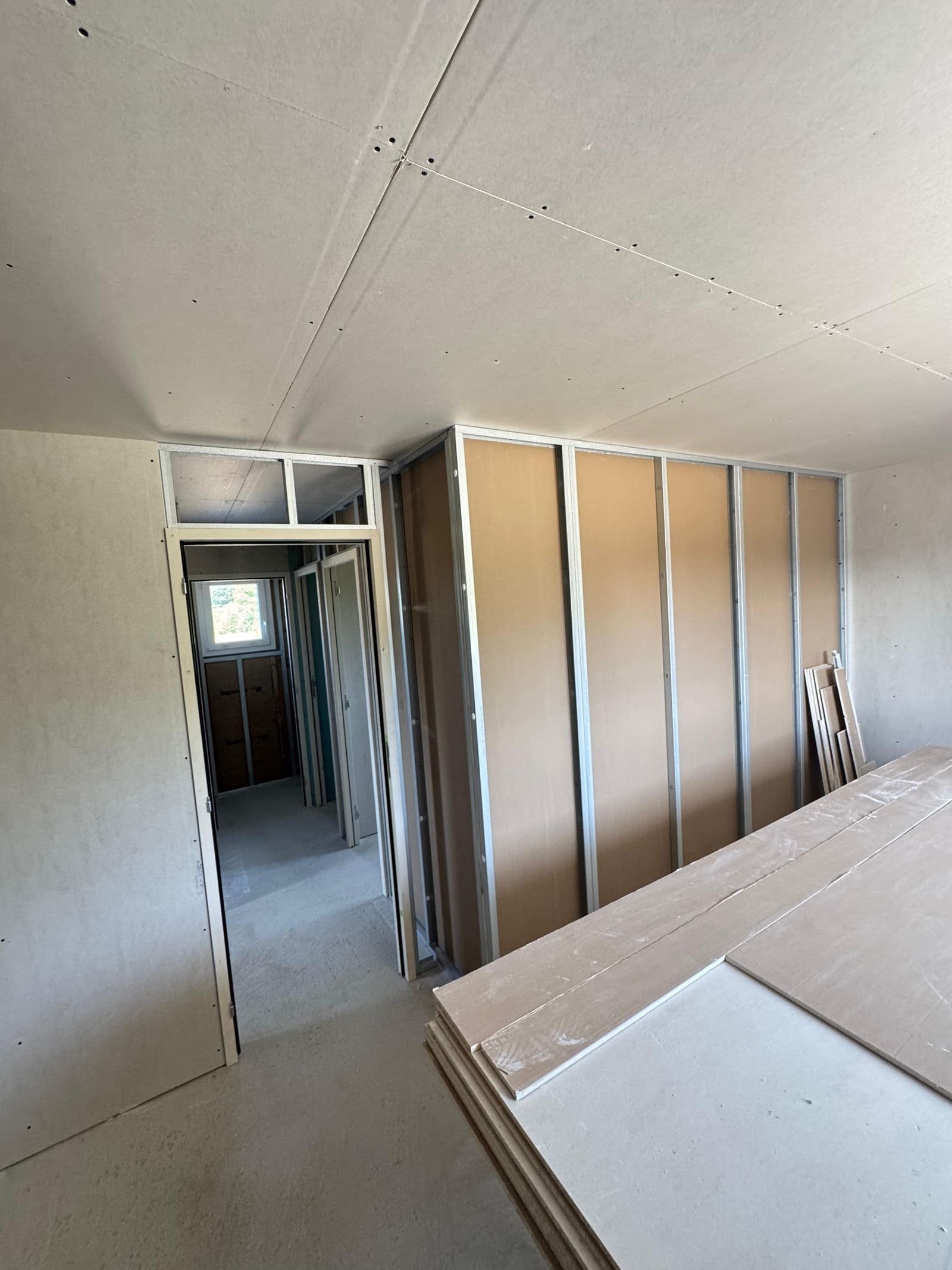 Cloisons et faux plafond placo posés lors d'une rénovation intérieure à Plescop, Morbihan