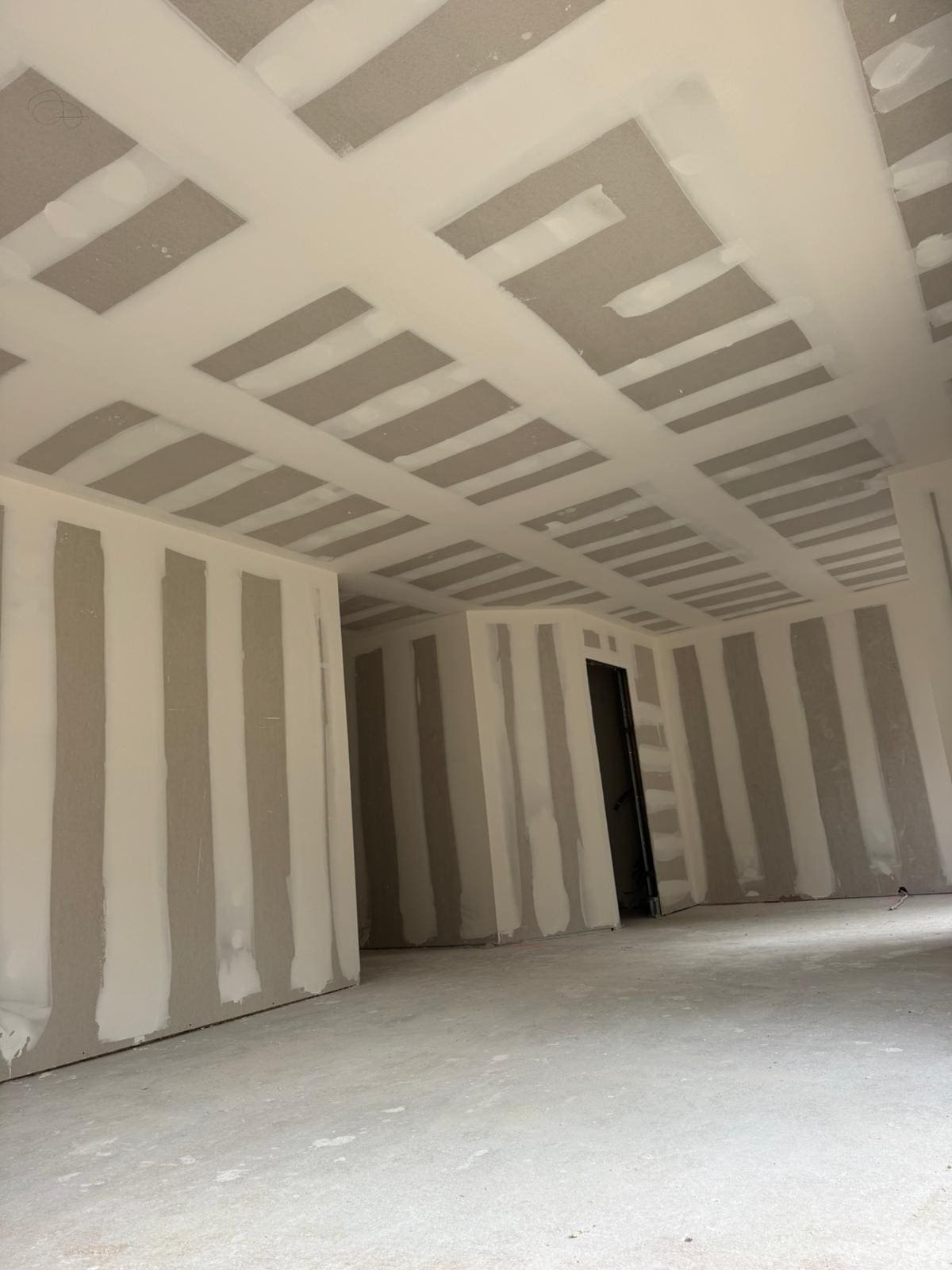 Enduit et bandes en cours sur murs et plafond, Monterblanc