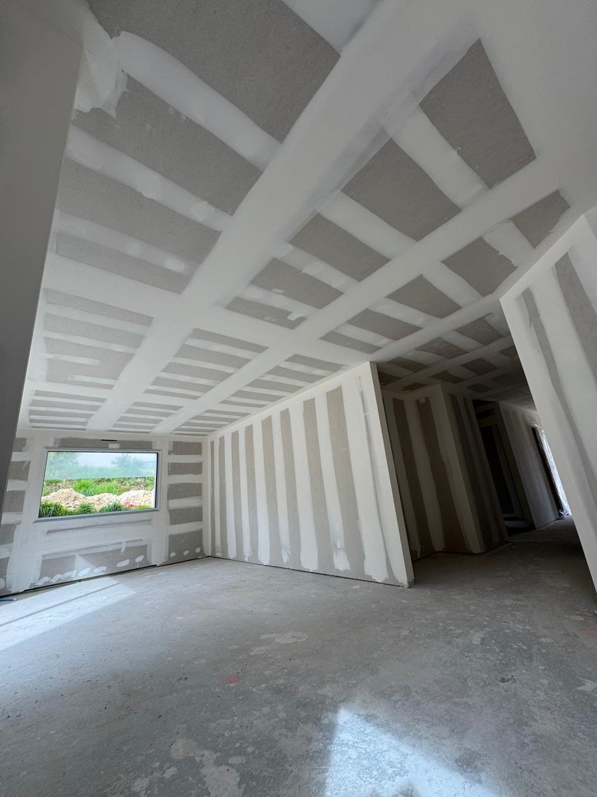 Pièce avec enduit et bandes terminés, surfaces prêtes à peindre, Monterblanc