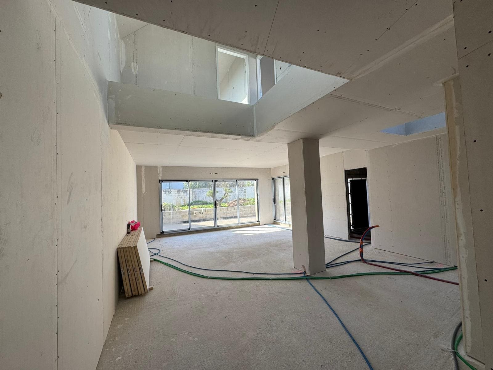 Faux plafond suspendu et puits de lumière en placo, villa Quiberon