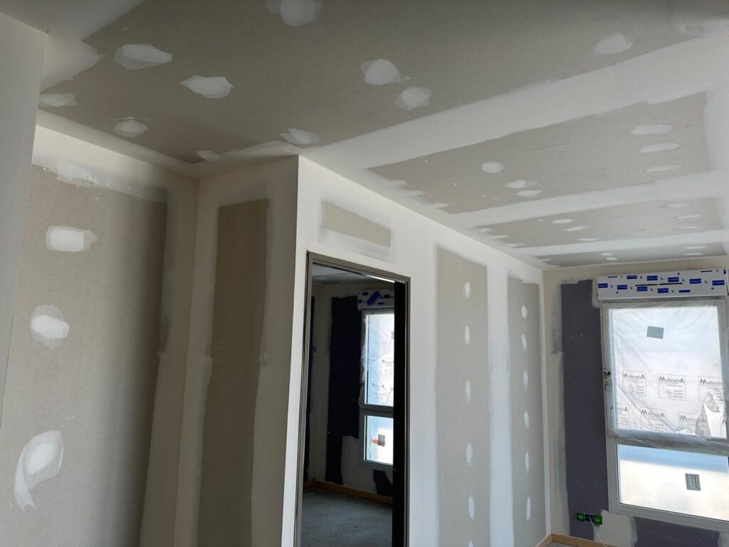 Porte parfaitement intégrée à un mur de placo