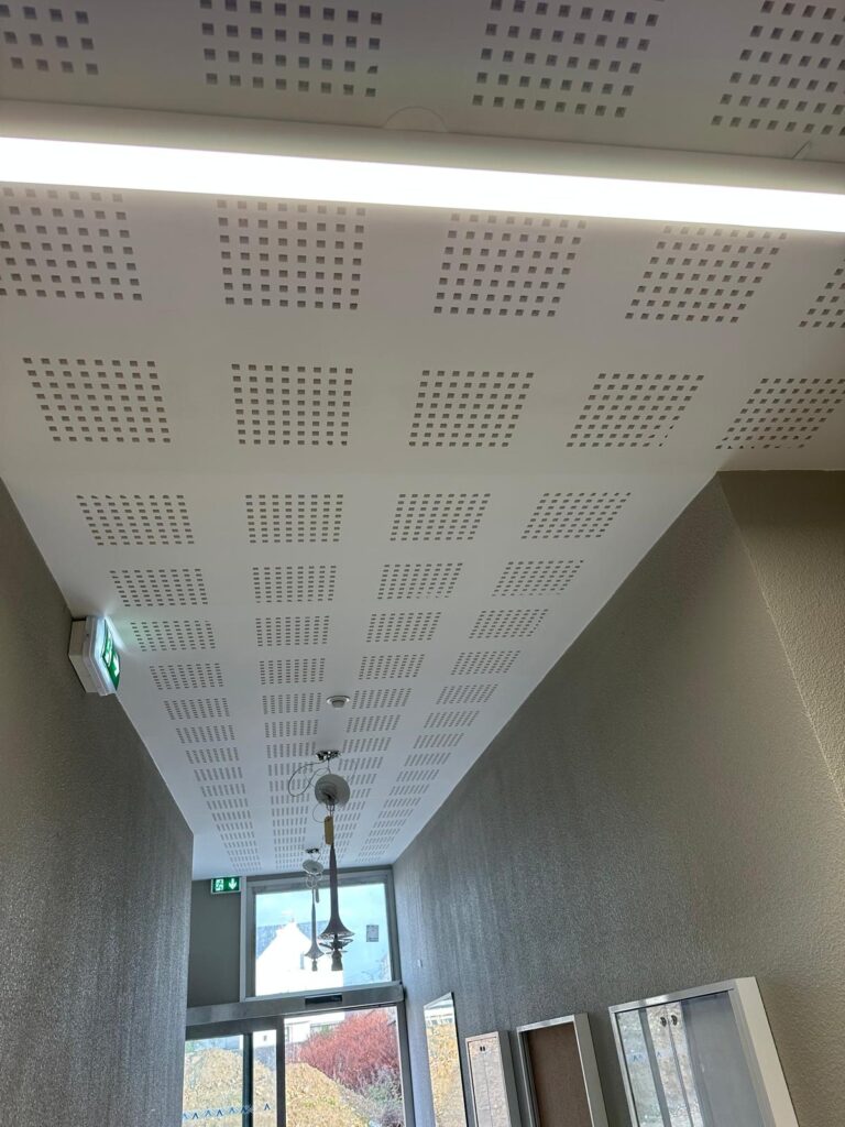 Faux plafond répartissant le bruit