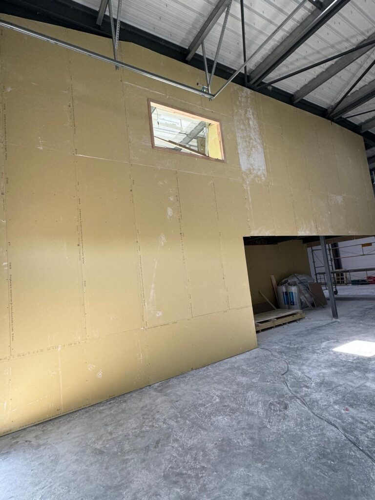 Isolation d'une cloison de bâtiment professionnel